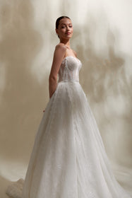 Load image into Gallery viewer, Akay kabarık prenses gelinlik modeli, ihtişamlı kabarık etek ve zarif üst detaylarıyla düğün gelinliği