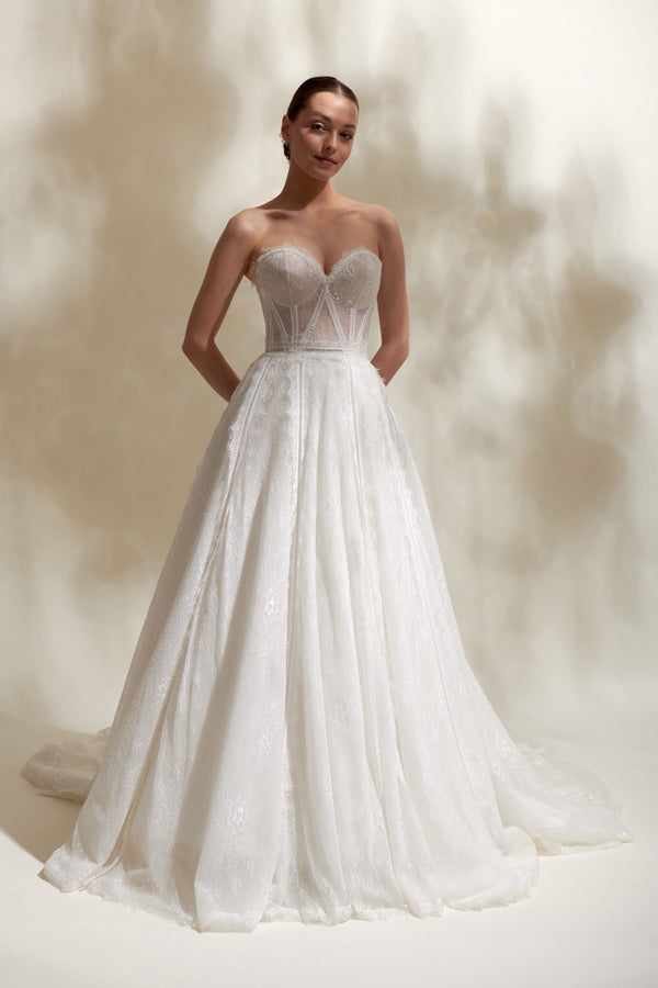 Akay kabarık prenses gelinlik modeli, ihtişamlı kabarık etek ve zarif üst detaylarıyla düğün gelinliği