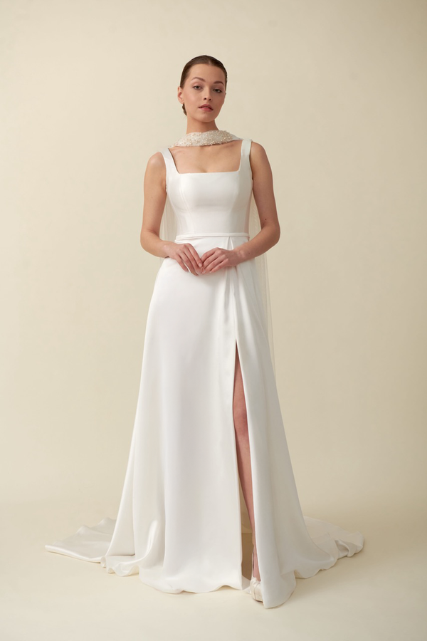 Akay saten balık kesim düğün gelinliği, vücut formunu ön plana çıkaran dar kesimli tasarım ve zarif etek detaylarıyla modern gelinlik