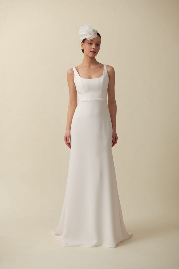 Akay düz kesim gelinlik modeli, modern ve zarif detaylarıyla sade düğün gelinliği