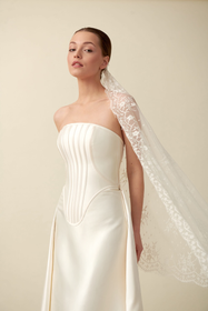 Görseli Galeri görüntüleyiciye yükleyin, Akay sade straplez düz kesim gelinlik, temiz hatlı siluet ile tasarlanmış modern bridal gelinlik modeli