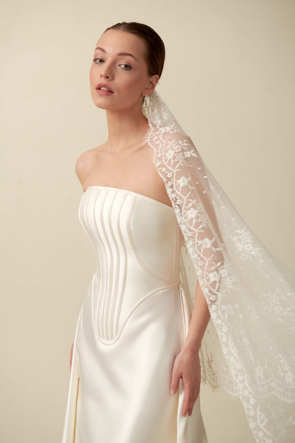 Akay sade straplez düz kesim gelinlik, temiz hatlı siluet ile tasarlanmış modern bridal gelinlik modeli