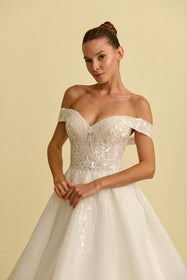 Görseli Galeri görüntüleyiciye yükleyin, Akay kabarık prenses gelinlik modeli, gösterişli kabarık etek ve romantik dantel detaylı bridal gown