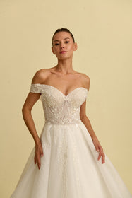 Görseli Galeri görüntüleyiciye yükleyin, Akay kabarık prenses gelinlik modeli, gösterişli kabarık etek ve romantik dantel detaylı bridal gown