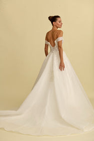 Görseli Galeri görüntüleyiciye yükleyin, Akay kabarık prenses gelinlik modeli, gösterişli kabarık etek ve romantik dantel detaylı bridal gown