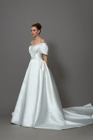 Görseli Galeri görüntüleyiciye yükleyin, Akay prenses yaka modern kabarık prenses gelinlik modeli, ihtişamlı kabarık etek ve zarif üst detaylarıyla düğün gelinliği