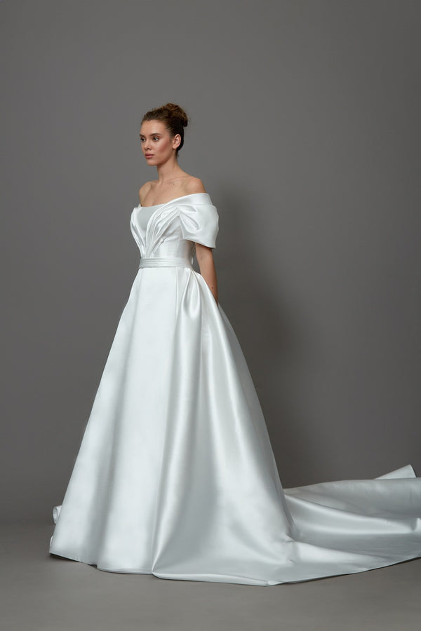 Akay prenses yaka modern kabarık prenses gelinlik modeli, ihtişamlı kabarık etek ve zarif üst detaylarıyla düğün gelinliği