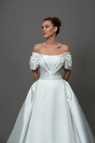 Görseli Galeri görüntüleyiciye yükleyin, Akay prenses yaka modern kabarık prenses gelinlik modeli, ihtişamlı kabarık etek ve zarif üst detaylarıyla düğün gelinliği