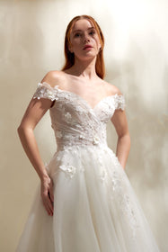 Load image into Gallery viewer, Akay kabarık prenses gelinlik modeli, ihtişamlı kabarık etek ve zarif üst detaylarıyla düğün gelinliği