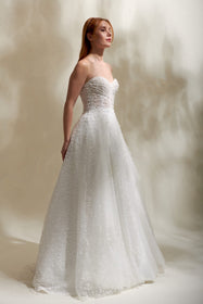 Load image into Gallery viewer, Akay prenses kesim işli kabarık gelinlik, gösterişli tül etekli ve dantel detaylı klasik bridal tasarım