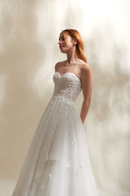 Load image into Gallery viewer, Akay prenses kesim işli kabarık gelinlik, gösterişli tül etekli ve dantel detaylı klasik bridal tasarım