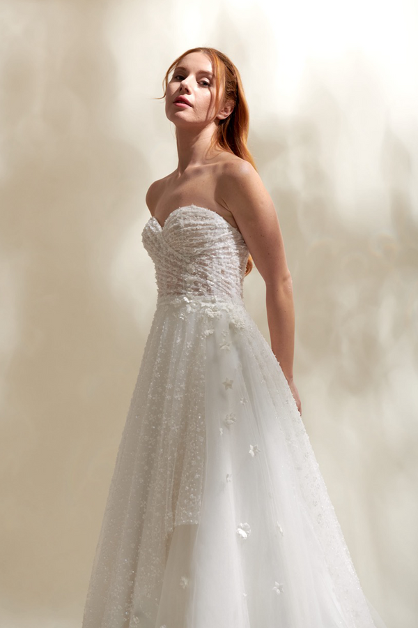 Akay prenses kesim işli kabarık gelinlik, gösterişli tül etekli ve dantel detaylı klasik bridal tasarım