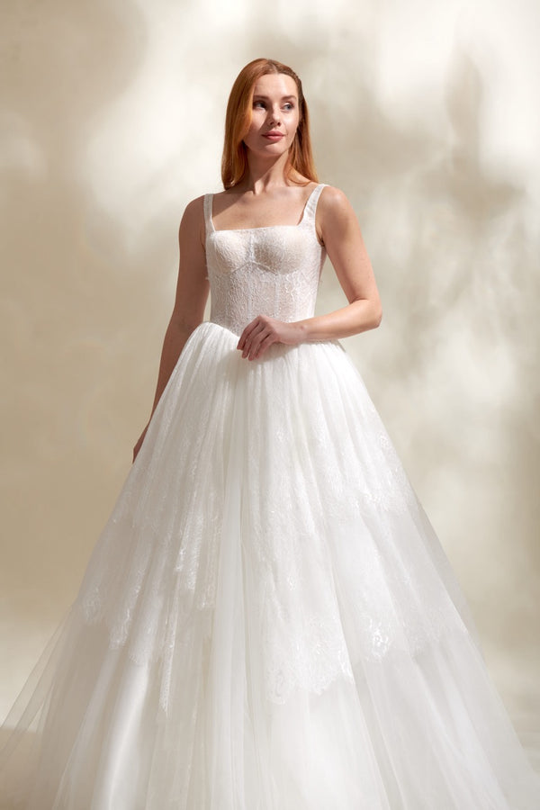 Akay kare yaka prenses kesim kabarık gelinlik, gösterişli tül etekli ve dantel detaylı klasik bridal tasarım