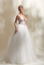 Görseli Galeri görüntüleyiciye yükleyin, Akay prenses kesim kabarık gelinlik, gösterişli tül etekli ve dantel detaylı klasik bridal tasarım