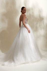 Görseli Galeri görüntüleyiciye yükleyin, Akay prenses kesim kabarık gelinlik, gösterişli tül etekli ve dantel detaylı klasik bridal tasarım