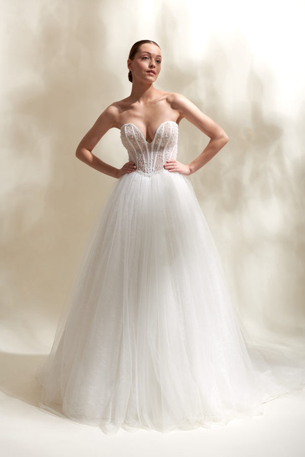 Akay prenses kesim kabarık gelinlik, gösterişli tül etekli ve dantel detaylı klasik bridal tasarım