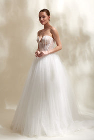 Görseli Galeri görüntüleyiciye yükleyin, Akay prenses kesim kabarık gelinlik, gösterişli tül etekli ve dantel detaylı klasik bridal tasarım