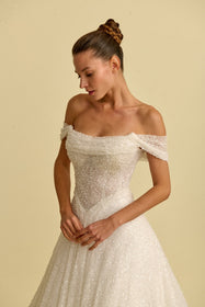 Load image into Gallery viewer, Akay prenses kesim kabarık gelinlik, gösterişli tül etekli ve dantel detaylı klasik bridal tasarım