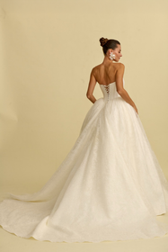 Görseli Galeri görüntüleyiciye yükleyin, Akay romantik prenses gelinlik, hacimli etek ve zarif işlemeli bridal couture model