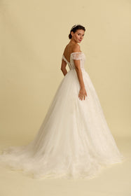 Görseli Galeri görüntüleyiciye yükleyin, Akay kabarık prenses gelinlik modeli, hacimli tül etek ve zarif dantel detaylı romantik prenses kesim gelinlik