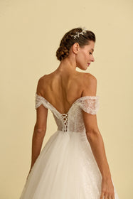 Görseli Galeri görüntüleyiciye yükleyin, Akay kabarık prenses gelinlik modeli, hacimli tül etek ve zarif dantel detaylı romantik prenses kesim gelinlik