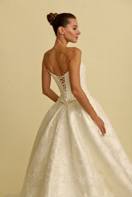 Görseli Galeri görüntüleyiciye yükleyin, Akay kabarık prenses gelinlik modeli, gösterişli kabarık etek ve romantik dantel detaylı bridal gown