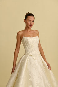 Görseli Galeri görüntüleyiciye yükleyin, Akay kabarık prenses gelinlik modeli, gösterişli kabarık etek ve romantik dantel detaylı bridal gown