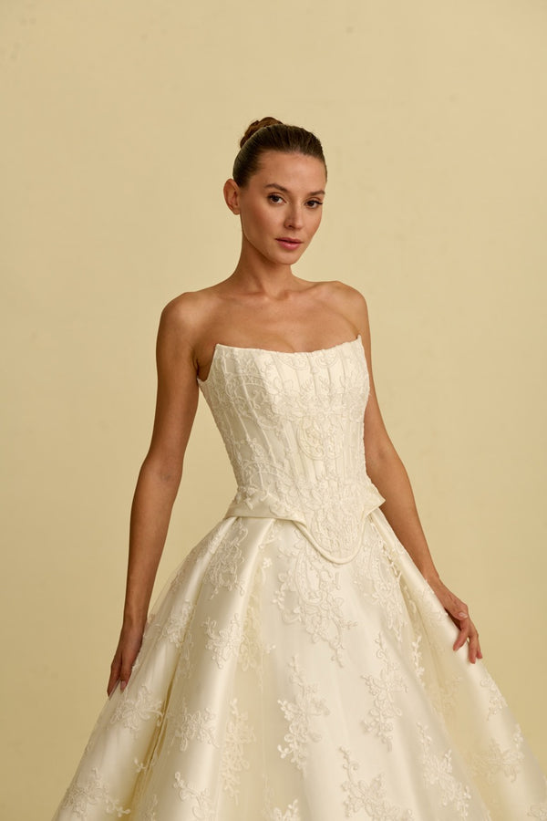 Akay kabarık prenses gelinlik modeli, gösterişli kabarık etek ve romantik dantel detaylı bridal gown