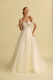 Load image into Gallery viewer, Akay kabarık prenses gelinlik modeli, hacimli tül etek ve zarif detaylı romantik prenses kesim gelinlik