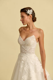 Load image into Gallery viewer, Akay romantik prenses straplez gelinlik, hacimli etek ve zarif işlemeli bridal couture model