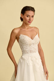 Load image into Gallery viewer, Akay romantik prenses straplez gelinlik, hacimli etek ve zarif işlemeli bridal couture model