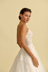 Load image into Gallery viewer, Akay romantik prenses straplez gelinlik, hacimli etek ve zarif işlemeli bridal couture model