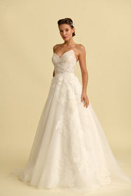 Load image into Gallery viewer, Akay romantik prenses straplez gelinlik, hacimli etek ve zarif işlemeli bridal couture model