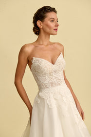 Load image into Gallery viewer, Akay romantik prenses straplez gelinlik, hacimli etek ve zarif işlemeli bridal couture model