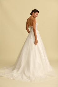 Load image into Gallery viewer, Akay romantik prenses straplez gelinlik, hacimli etek ve zarif işlemeli bridal couture model