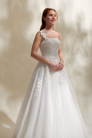 Load image into Gallery viewer, Akay kabarık prenses gelinlik modeli, hacimli tül etek ve romantik dantel detaylarıyla tasarlanmış gösterişli prenses kesim düğün gelinliği