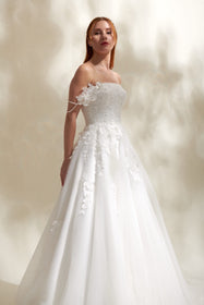 Load image into Gallery viewer, Akay kabarık prenses gelinlik modeli, hacimli tül etek ve romantik dantel detaylarıyla tasarlanmış gösterişli prenses kesim düğün gelinliği