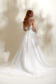 Load image into Gallery viewer, Akay kabarık prenses gelinlik modeli, hacimli tül etek ve romantik dantel detaylarıyla tasarlanmış gösterişli prenses kesim düğün gelinliği