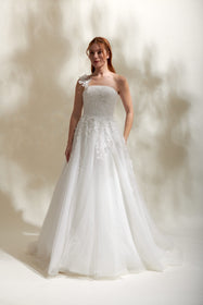 Load image into Gallery viewer, Akay kabarık prenses gelinlik modeli, hacimli tül etek ve romantik dantel detaylarıyla tasarlanmış gösterişli prenses kesim düğün gelinliği