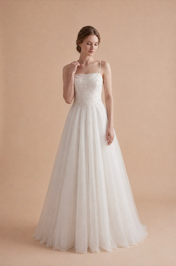 AKAY Gelinlik kare yaka ince askılı inci detaylı A kesim tül gelinlik modeli, romantik ve modern bridal tasarım.