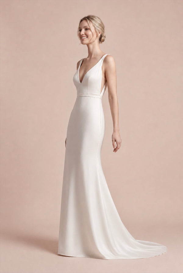 Sade saten balık kesim gelinlik modeli, derin V yaka ve ince askı detaylı modern gelinlik – AKAY Bridal