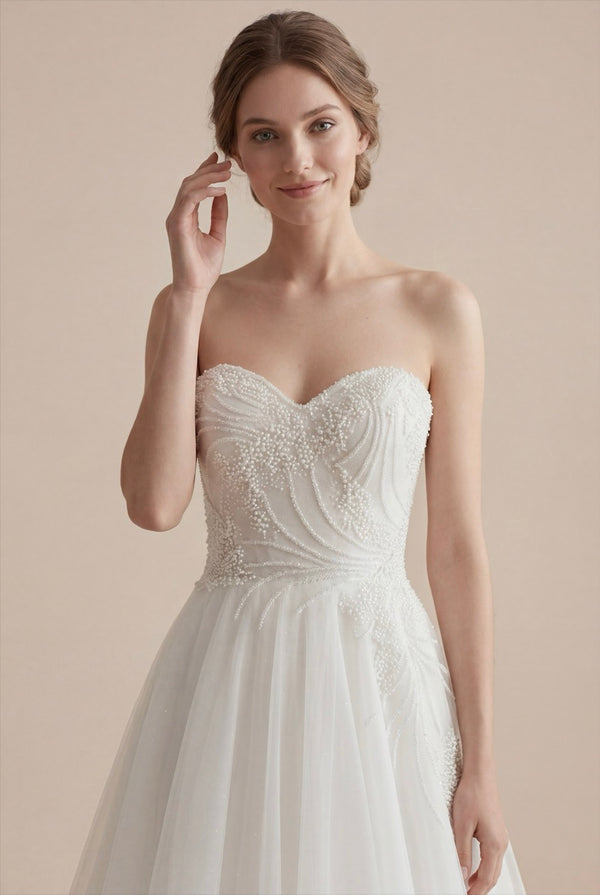 Straplez a kesim gelinlik modeli, dantel işlemeli üst ve hacimli tül etek detaylı, zarif ve modern akay gelinlik tasarımı