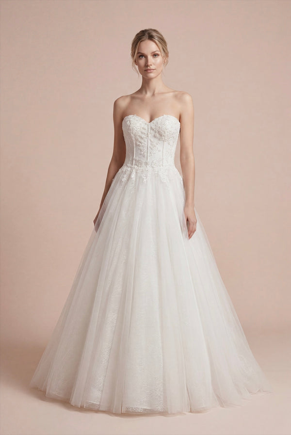AKAY Gelinlik straplez A kesim gelinlik modeli, yoğun dantel işlemeli korsajlı ve hacimli tül etekli romantik couture bridal tasarım.