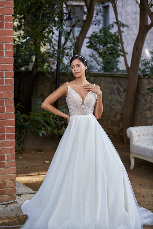 Akay askılı inci detaylı prenses kesim kabarık gelinlik, gösterişli tül etekli ve dantel detaylı klasik bridal tasarım