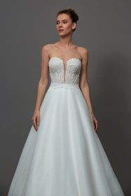 Görseli Galeri görüntüleyiciye yükleyin, Akay prenses kesim kabarık gelinlik, gösterişli tül etekli ve dantel detaylı klasik bridal tasarım
