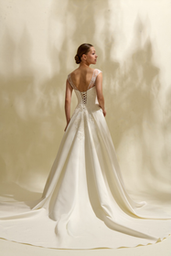 Load image into Gallery viewer, Romantik tasarımı, zarif dantel detayları ve modern çizgileriyle her gelin için özel olarak tasarlanmış A kesim, prenses ve balık model gelinlik koleksiyonu.
