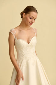 Load image into Gallery viewer, Romantik tasarımı, zarif dantel detayları ve modern çizgileriyle her gelin için özel olarak tasarlanmış A kesim, prenses ve balık model gelinlik koleksiyonu.
