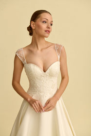 Load image into Gallery viewer, Romantik tasarımı, zarif dantel detayları ve modern çizgileriyle her gelin için özel olarak tasarlanmış A kesim, prenses ve balık model gelinlik koleksiyonu.
