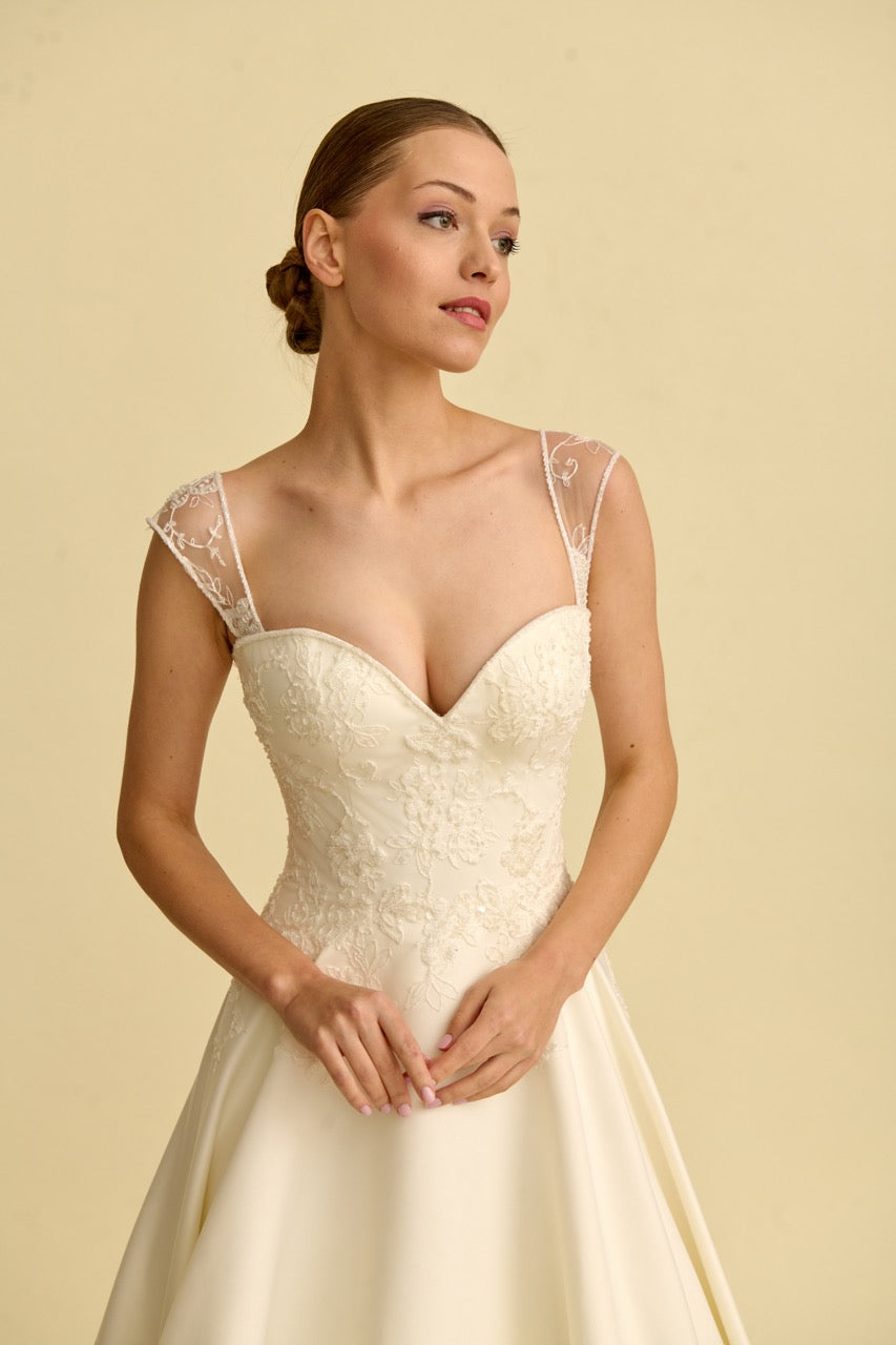 Romantik tasarımı, zarif dantel detayları ve modern çizgileriyle her gelin için özel olarak tasarlanmış A kesim, prenses ve balık model gelinlik koleksiyonu.