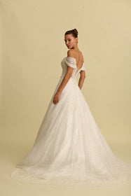 Load image into Gallery viewer, Romantik tasarımı, zarif dantel detayları ve modern çizgileriyle her gelin için özel olarak tasarlanmış A kesim, prenses ve balık model gelinlik koleksiyonu.
